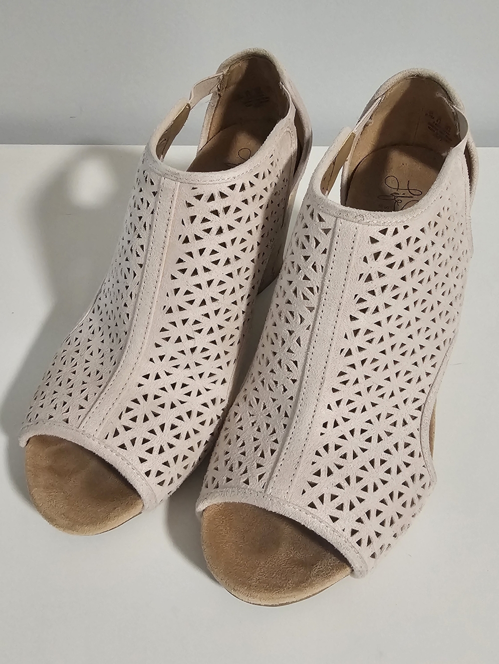 Life Stride Women's Tan Laser-Cut Peep-Toe Shoes In Size 8.5